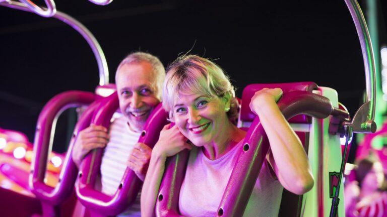 משפחה נהנית באטרקציה בטכנולוגיית 4D בפארק שעשועים בסגנון אגדות